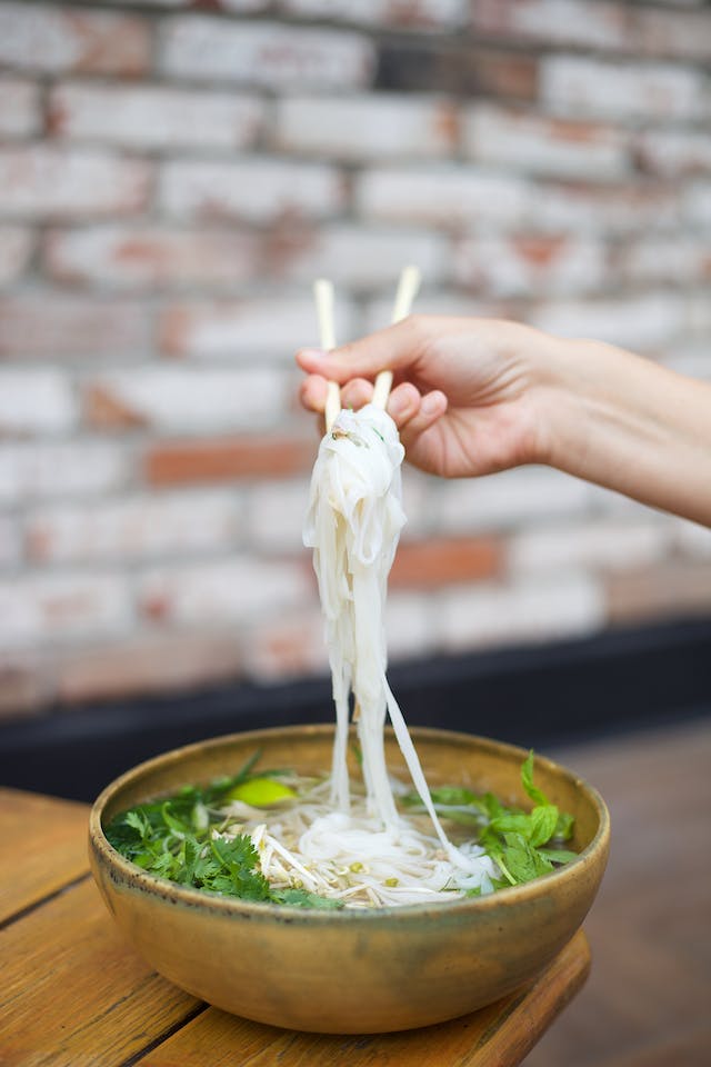 Rice Pasta (Rice Cake) Soup with Dumplings – Tteok-mandutguk