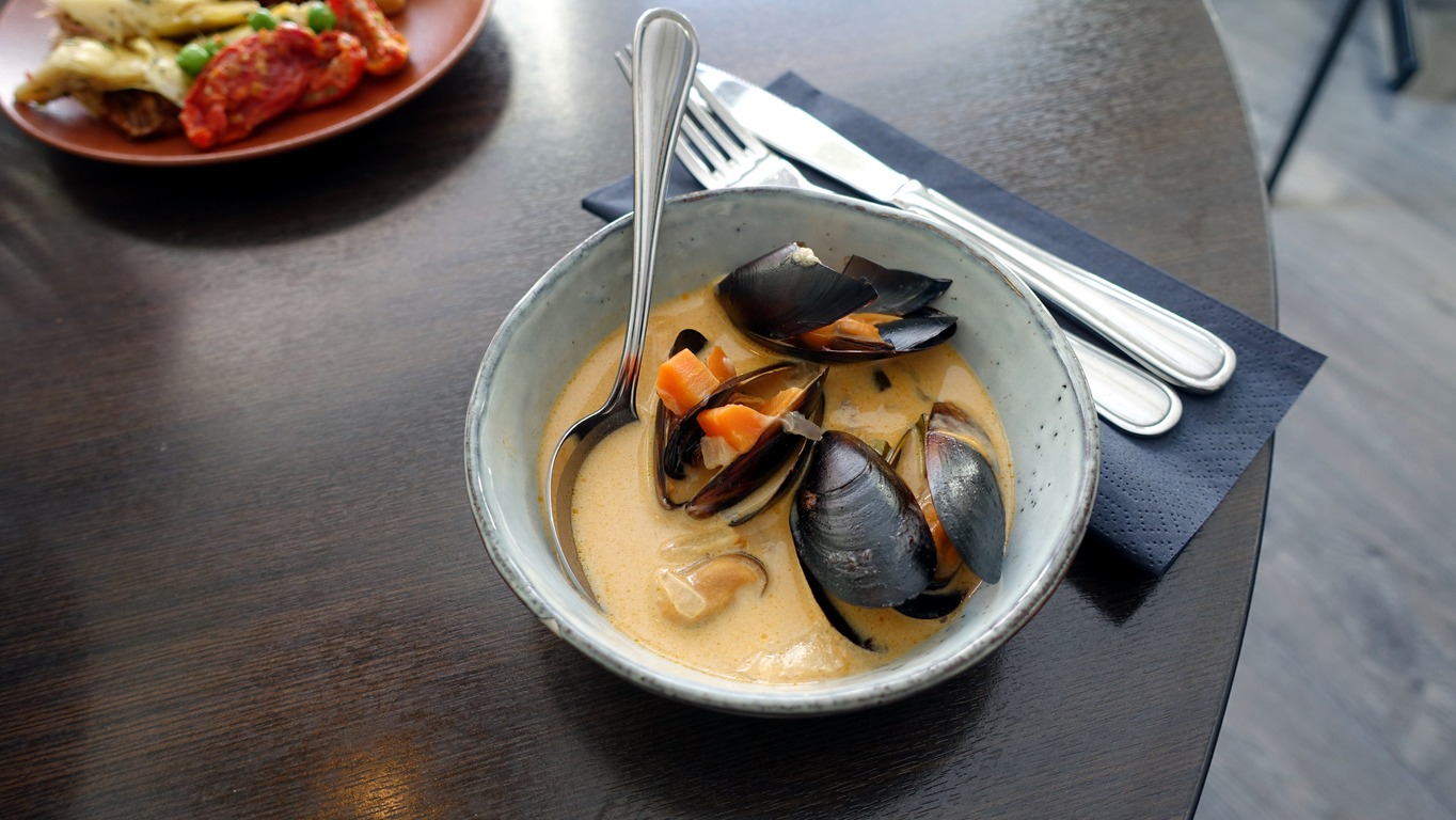 White Prawn and Mussel Soup (Saeu Honghap Tang)