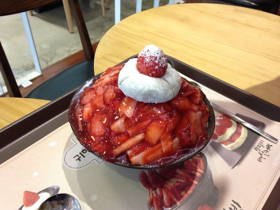 strawberry bingsu