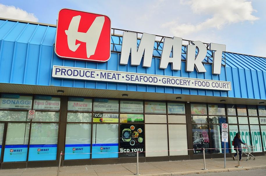 H Mart branch in Richmond Hill Canada