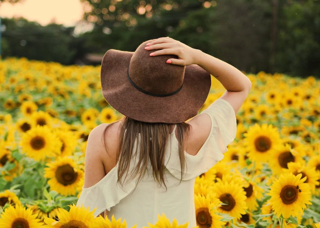 Ways in which women can wear their wide brim hats during summer