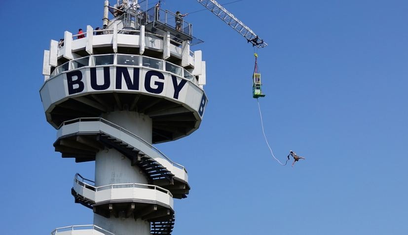 Image of a Bungee tower and a person thrown in the air.