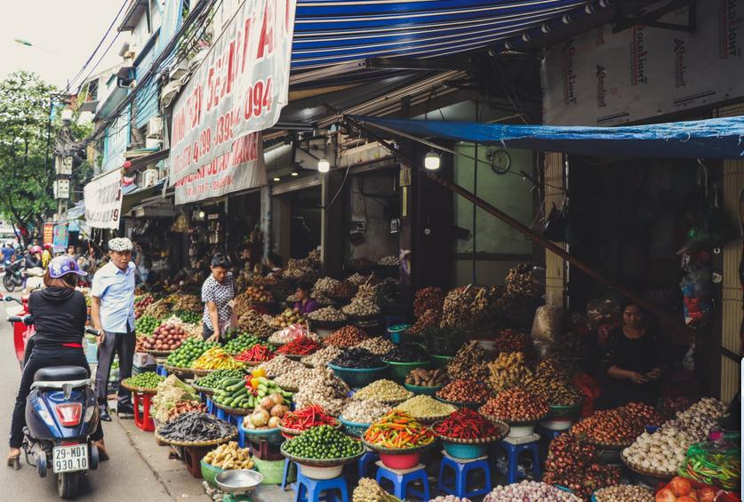 Image of people in a vegetable market in Vietnam