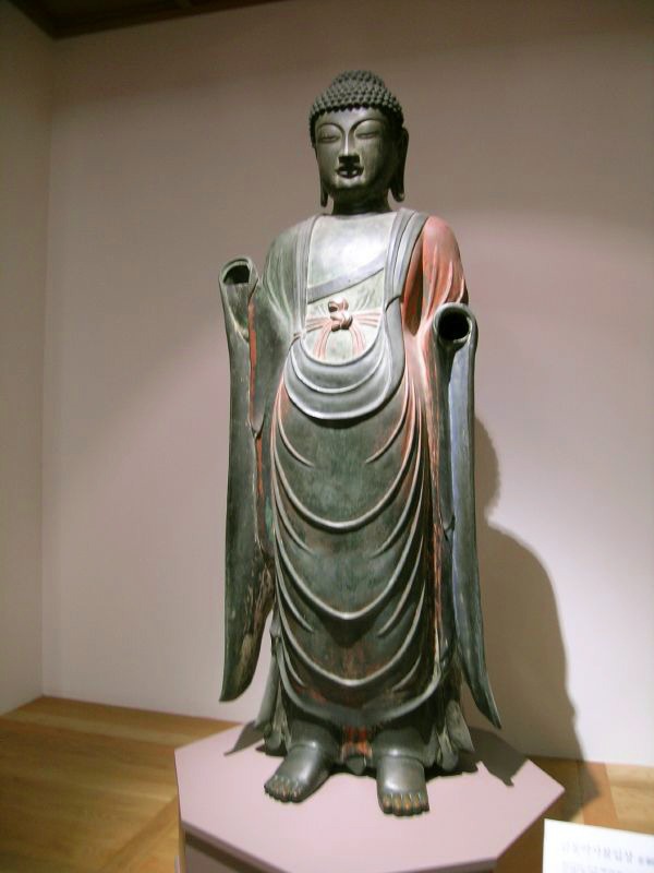 This standing statue of the Bhaisajyaguru Buddha is made of gilt bronze, made during the Silla period.