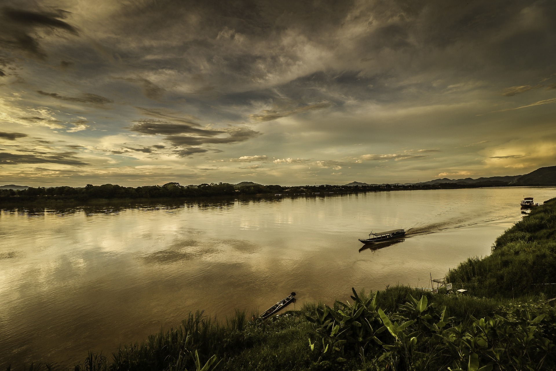 Mekong-river-with-three-fishing-boats