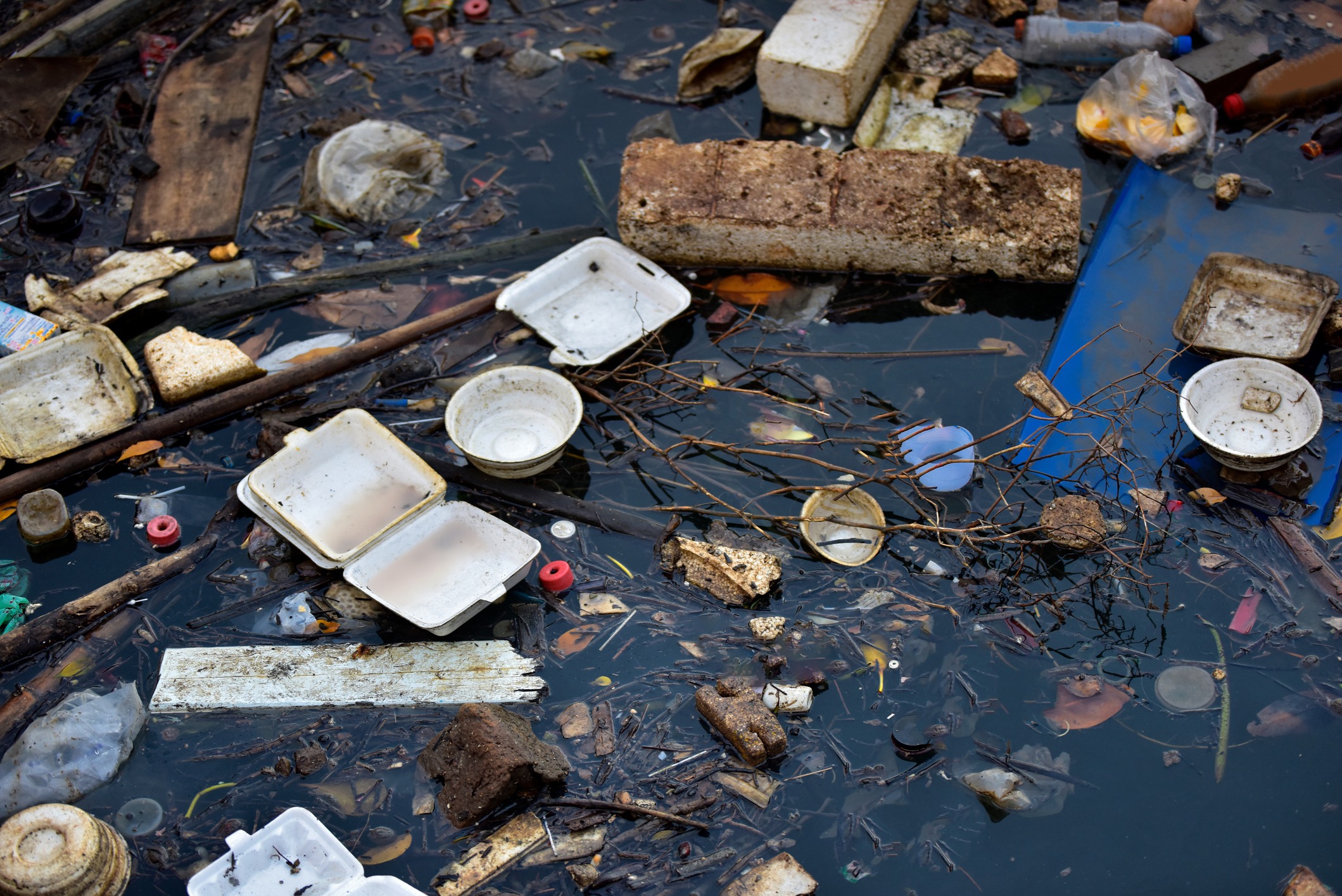 Plastic-bottles-and-other-trash-on-river