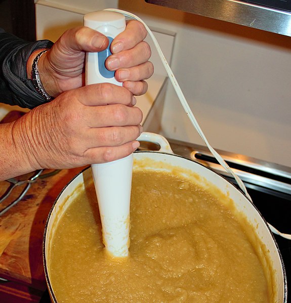Immersion blender used to puree applesauce
