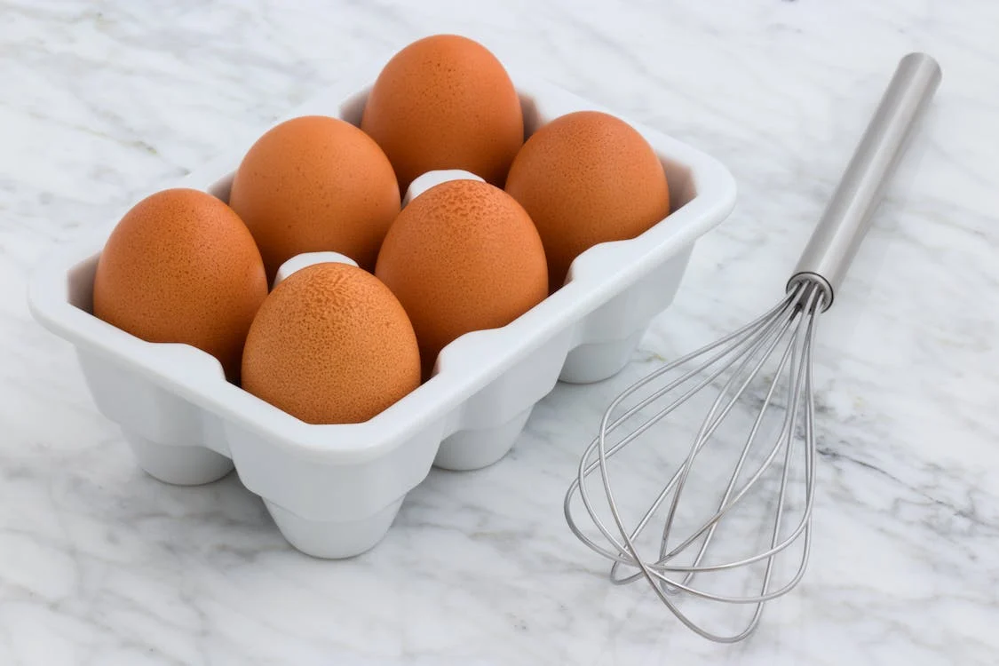 six-brown-eggs-with-tray